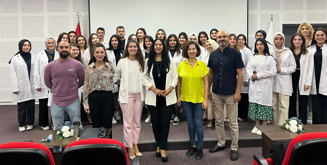 BİRİNCİ SINIF ÖĞRENCİLERİ ÖNLÜKLERİNİ GİYDİ