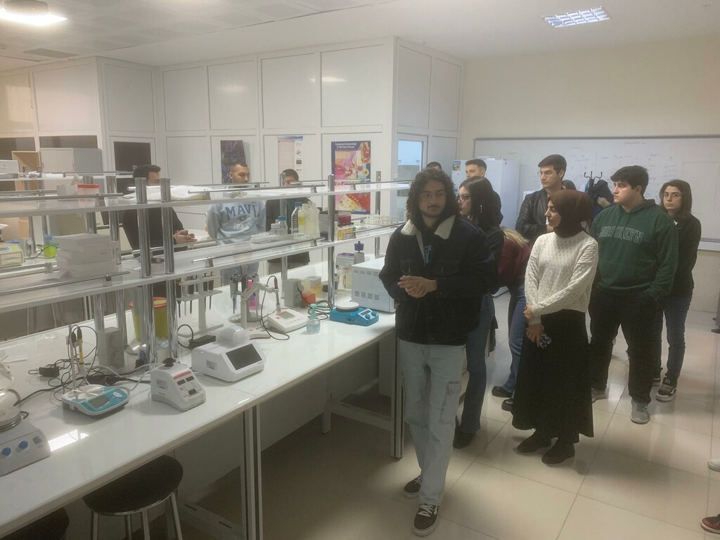 Öğrencilerimize Üniversitemiz Merkezi Araştırma Laboratuvarı Uygulama ve Araştırma Merkezi(KUYAM)‘nin Olanakları Tanıtılmıştır. - 3