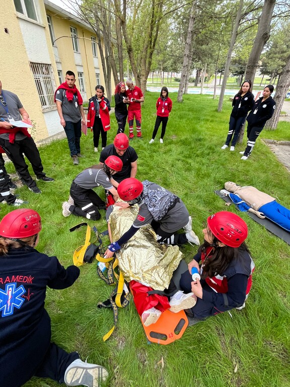 Üniversitemiz Medikal Kurtarma Topluluğu, ÜNİDES Destekli “Afetlerde Proaktif Yaklaşım ve Senaryo Temelli Güçlendirme Programı” Adlı Projeyi Gerçekleştirdi. - 8