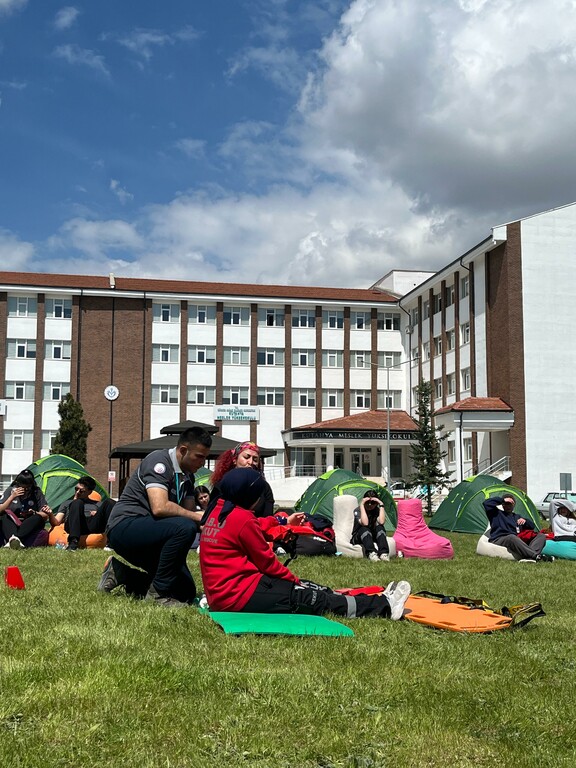 Üniversitemiz Medikal Kurtarma Topluluğu, ÜNİDES Destekli “Afetlerde Proaktif Yaklaşım ve Senaryo Temelli Güçlendirme Programı” Adlı Projeyi Gerçekleştirdi. - 4