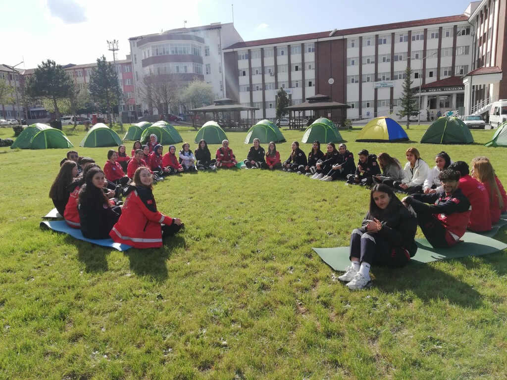 Üniversitemiz Medikal Kurtarma Topluluğu, ÜNİDES Destekli “Afetlerde Proaktif Yaklaşım ve Senaryo Temelli Güçlendirme Programı” Adlı Projeyi Gerçekleştirdi. - 2