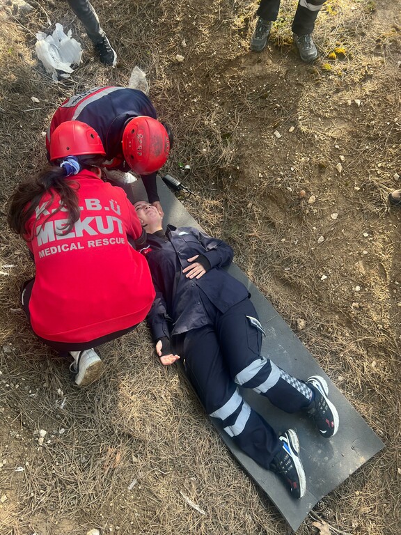 Üniversitemiz Medikal Kurtarma Topluluğu, ÜNİDES Destekli “Afetlerde Proaktif Yaklaşım ve Senaryo Temelli Güçlendirme Programı” Adlı Projeyi Gerçekleştirdi. - 12