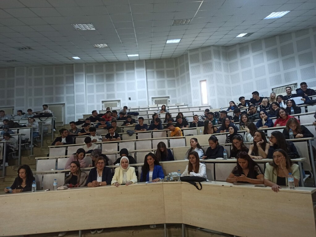 Hemşirelik 1. sınıf öğrencilerine oryantasyon programı gerçekleştirildi - 10
