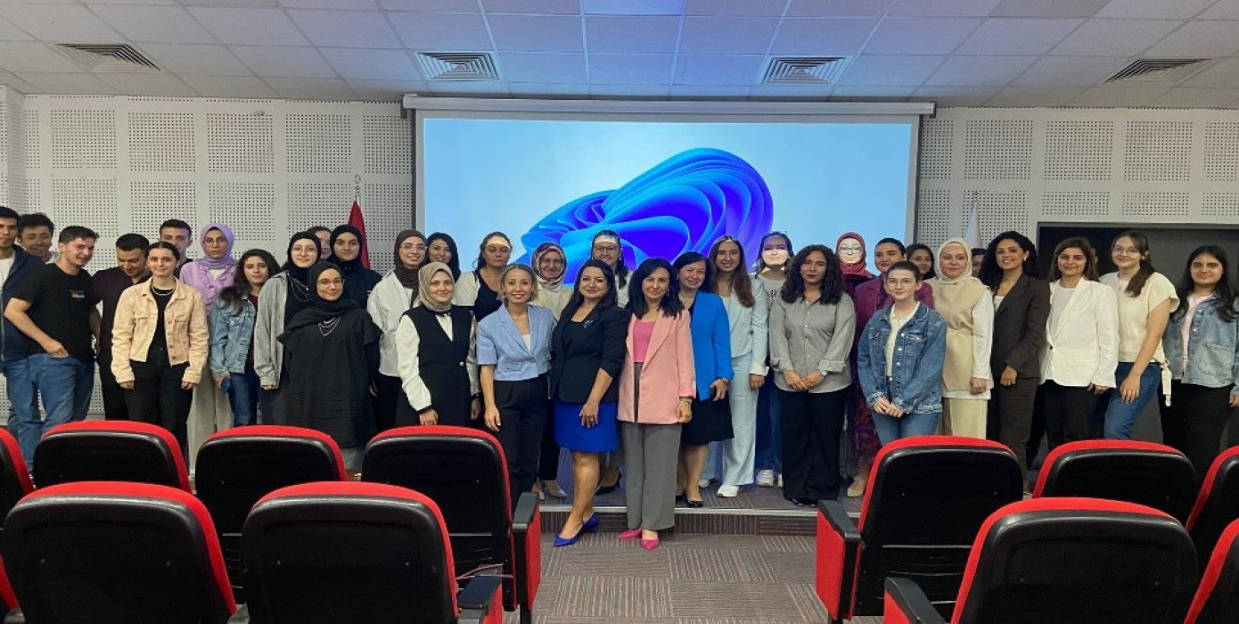 Hemşirelik 1. sınıf öğrencilerine oryantasyon programı gerçekleştirildi