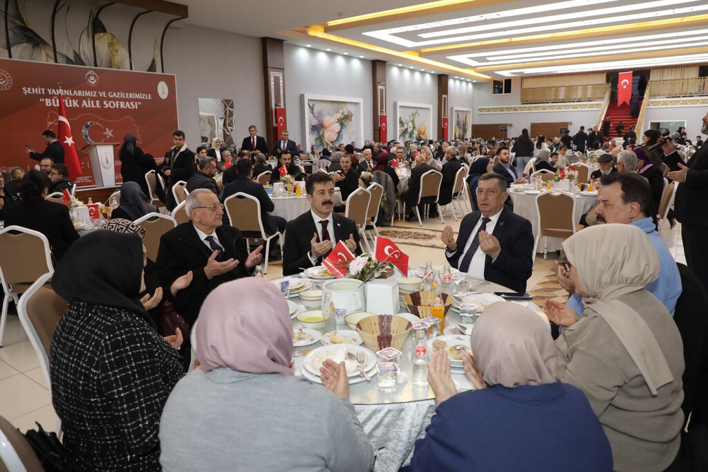 İLK İFTAR PROGRAMI ŞEHİT AİLELERİ ve GAZİLER ONURUNA DÜZENLENDİ