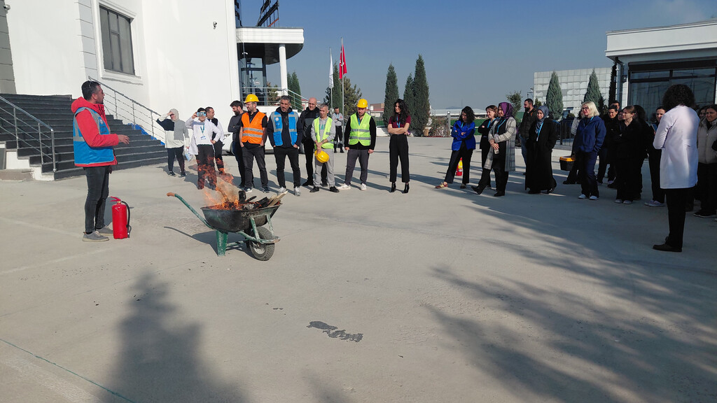 Gülsüm Güral Diş Hekimliği Fakültesi ve Hastanesi‘nde Yangın Tatbikatı Başarıyla Gerçekleştirildi - 3