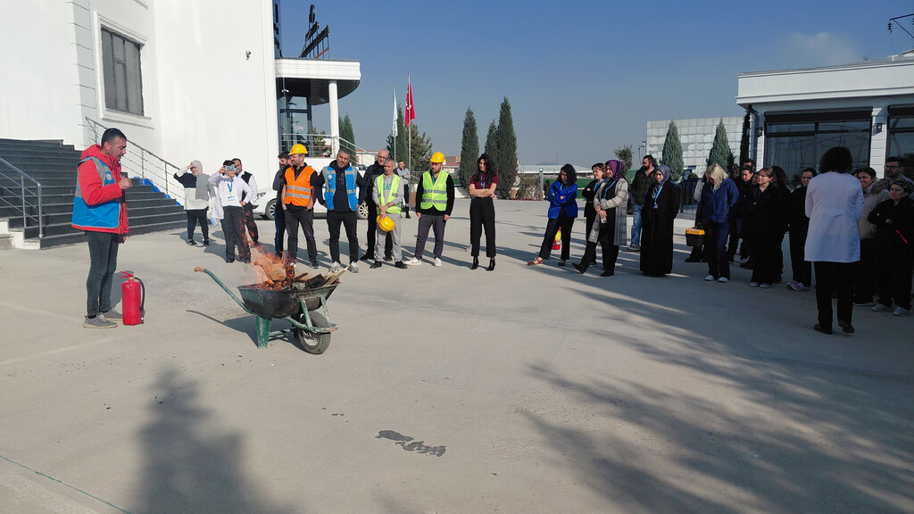 Gülsüm Güral Diş Hekimliği Fakültesi ve Hastanesi‘nde Yangın Tatbikatı Başarıyla Gerçekleştirildi - 4