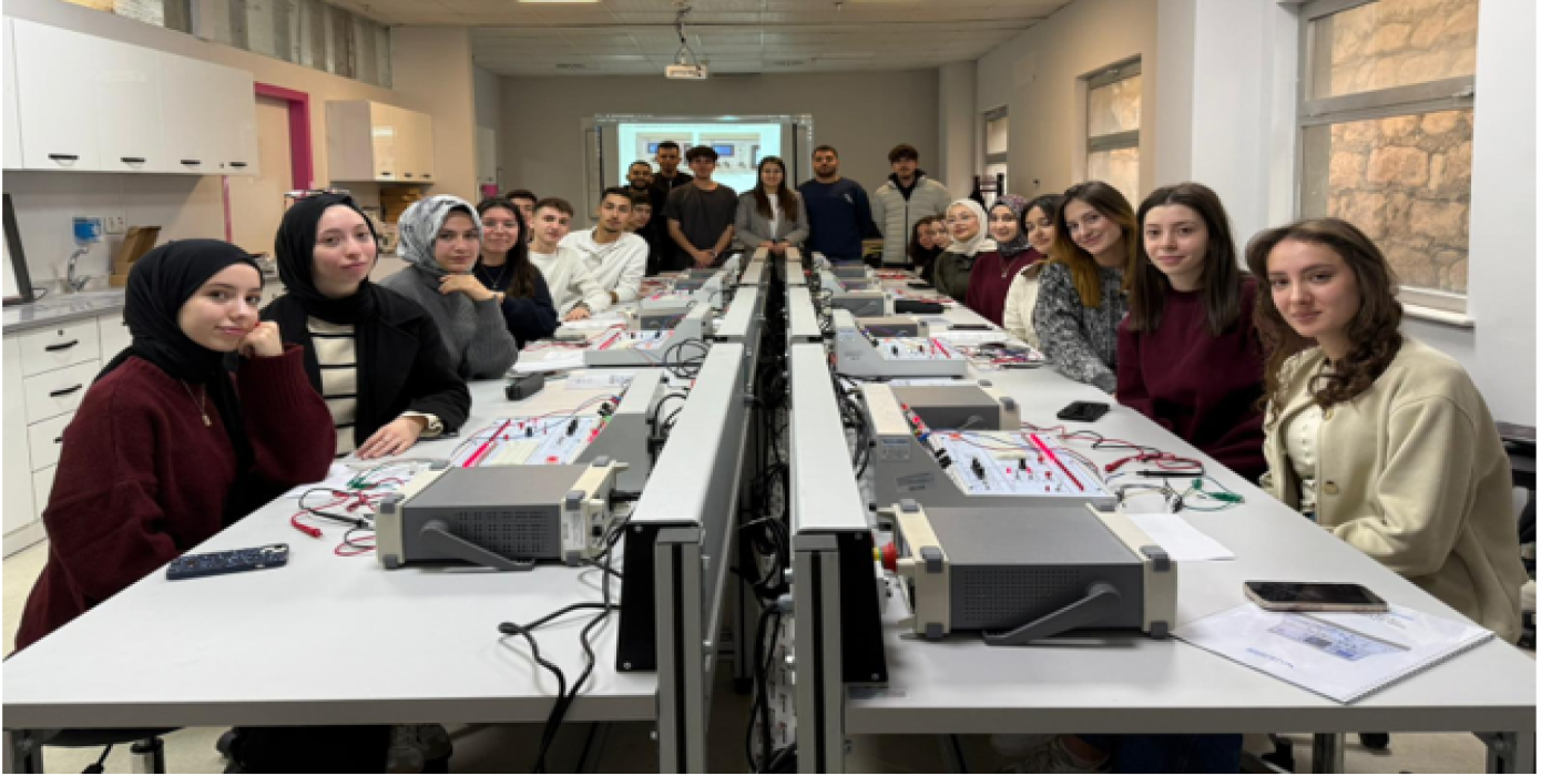 Biyomedikal Cihaz Teknolojisi Programı Öğrencilerimizin Uygulama Eğitimleri Devam Ediyor.