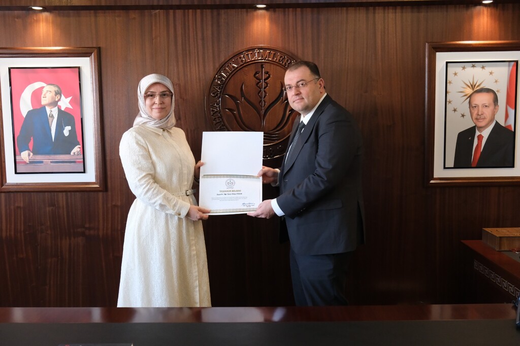 DERECEYE GİREN AKADEMİSYENLERE TEŞEKKÜR BELGESİ TAKDİM EDİLDİ