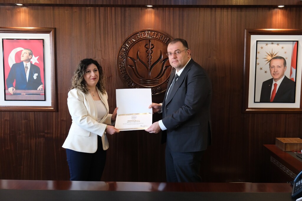 DERECEYE GİREN AKADEMİSYENLERE TEŞEKKÜR BELGESİ TAKDİM EDİLDİ