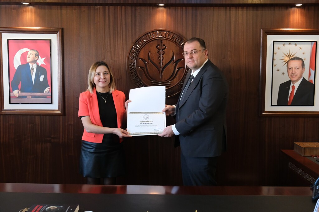 DERECEYE GİREN AKADEMİSYENLERE TEŞEKKÜR BELGESİ TAKDİM EDİLDİ