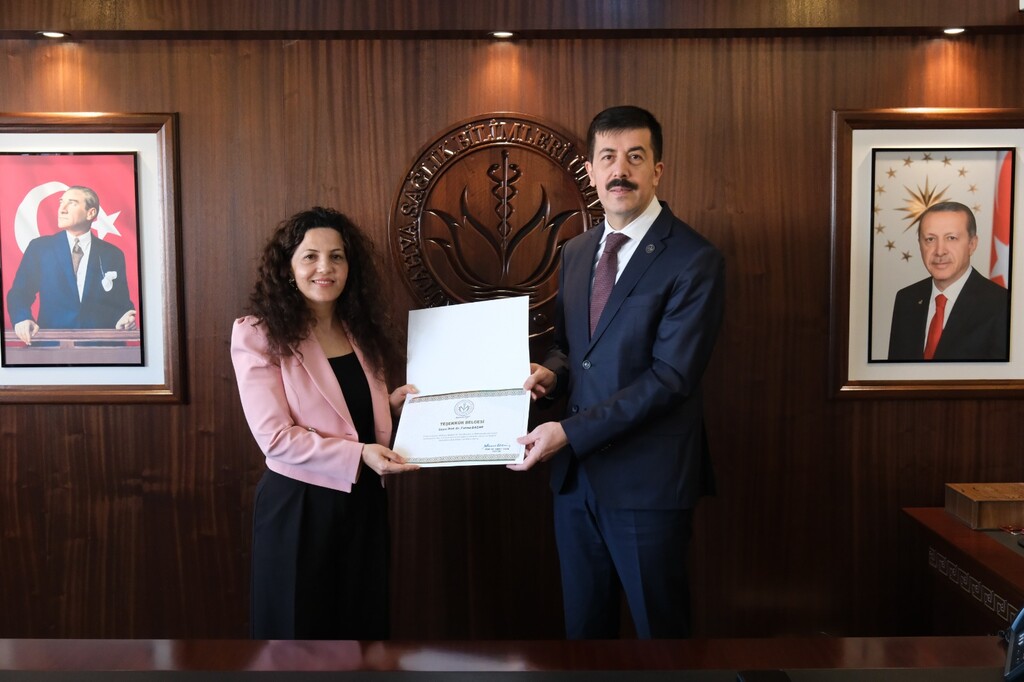 DERECEYE GİREN AKADEMİSYENLERE TEŞEKKÜR BELGESİ TAKDİM EDİLDİ