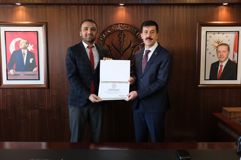 DERECEYE GİREN AKADEMİSYENLERE TEŞEKKÜR BELGESİ TAKDİM EDİLDİ