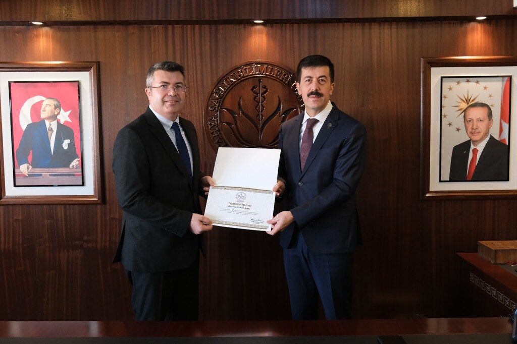 DERECEYE GİREN AKADEMİSYENLERE TEŞEKKÜR BELGESİ TAKDİM EDİLDİ