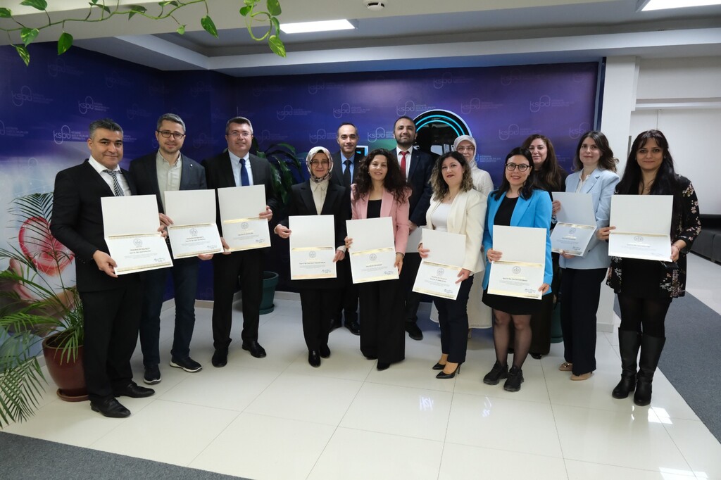DERECEYE GİREN AKADEMİSYENLERE TEŞEKKÜR BELGESİ TAKDİM EDİLDİ
