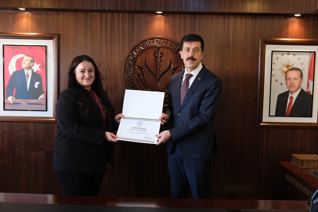 DERECEYE GİREN AKADEMİSYENLERE TEŞEKKÜR BELGESİ TAKDİM EDİLDİ