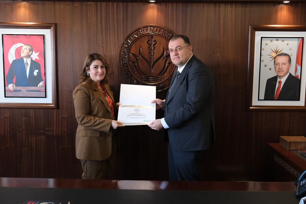 DERECEYE GİREN AKADEMİSYENLERE TEŞEKKÜR BELGESİ TAKDİM EDİLDİ