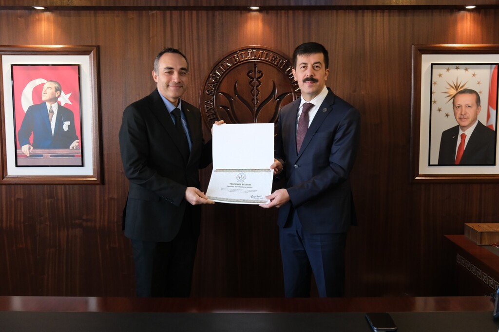 DERECEYE GİREN AKADEMİSYENLERE TEŞEKKÜR BELGESİ TAKDİM EDİLDİ