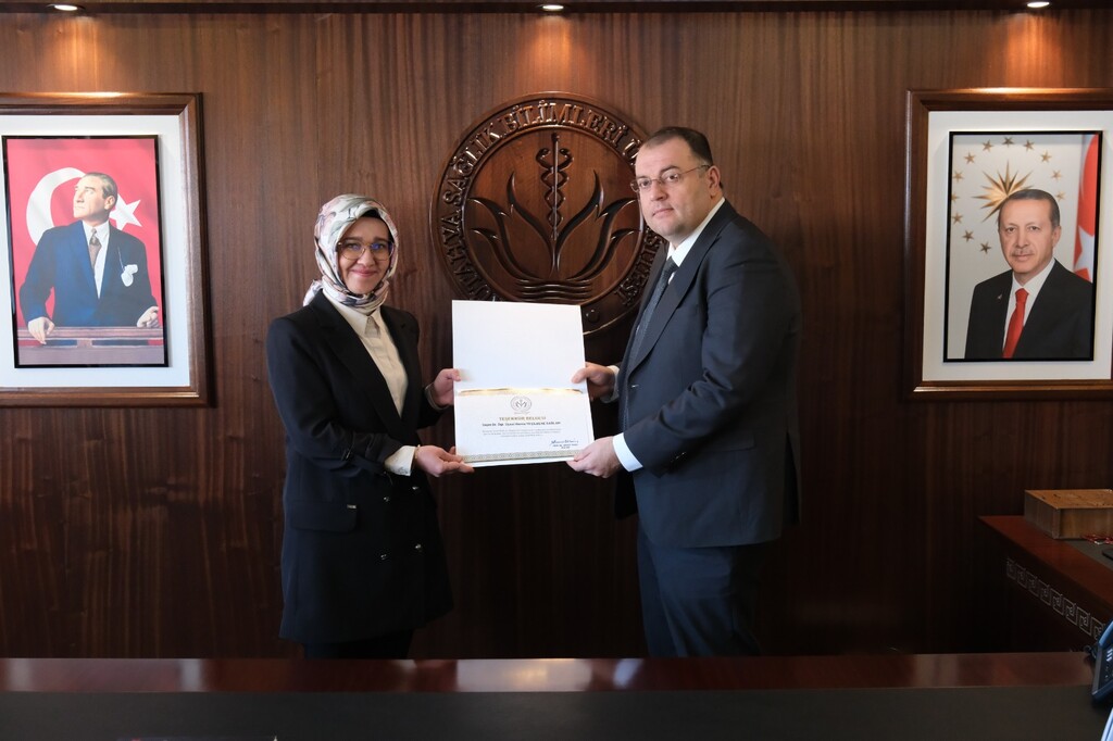 DERECEYE GİREN AKADEMİSYENLERE TEŞEKKÜR BELGESİ TAKDİM EDİLDİ