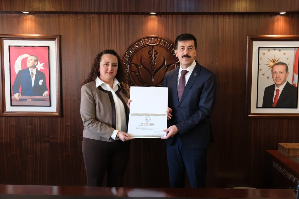 DERECEYE GİREN AKADEMİSYENLERE TEŞEKKÜR BELGESİ TAKDİM EDİLDİ