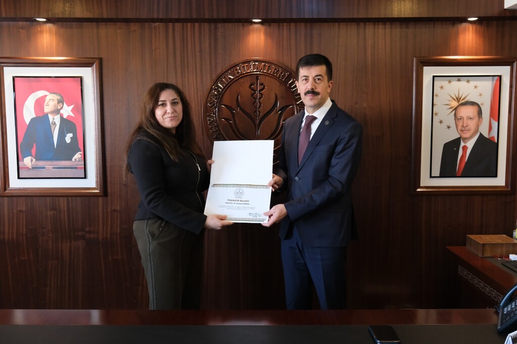 DERECEYE GİREN AKADEMİSYENLERE TEŞEKKÜR BELGESİ TAKDİM EDİLDİ