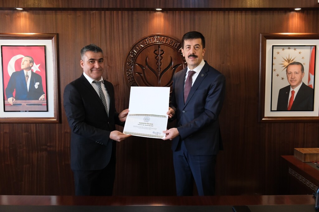 DERECEYE GİREN AKADEMİSYENLERE TEŞEKKÜR BELGESİ TAKDİM EDİLDİ