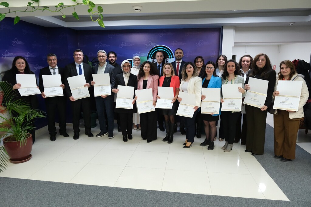 DERECEYE GİREN AKADEMİSYENLERE TEŞEKKÜR BELGESİ TAKDİM EDİLDİ