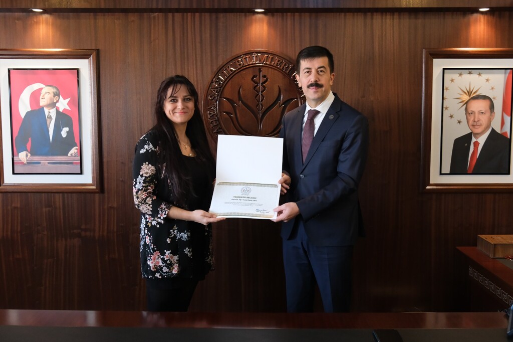 DERECEYE GİREN AKADEMİSYENLERE TEŞEKKÜR BELGESİ TAKDİM EDİLDİ