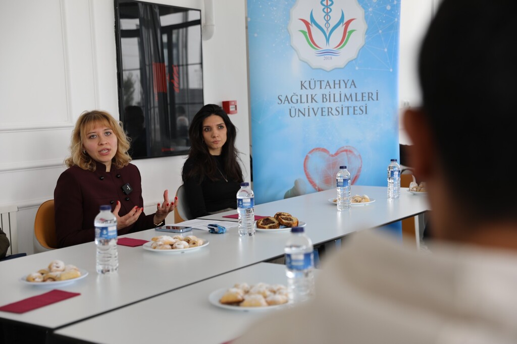 KSBÜ BİLİM KAFE ETKİNLİĞİNDE PROTEZ DİŞ BAKIMI ELE ALINDI
