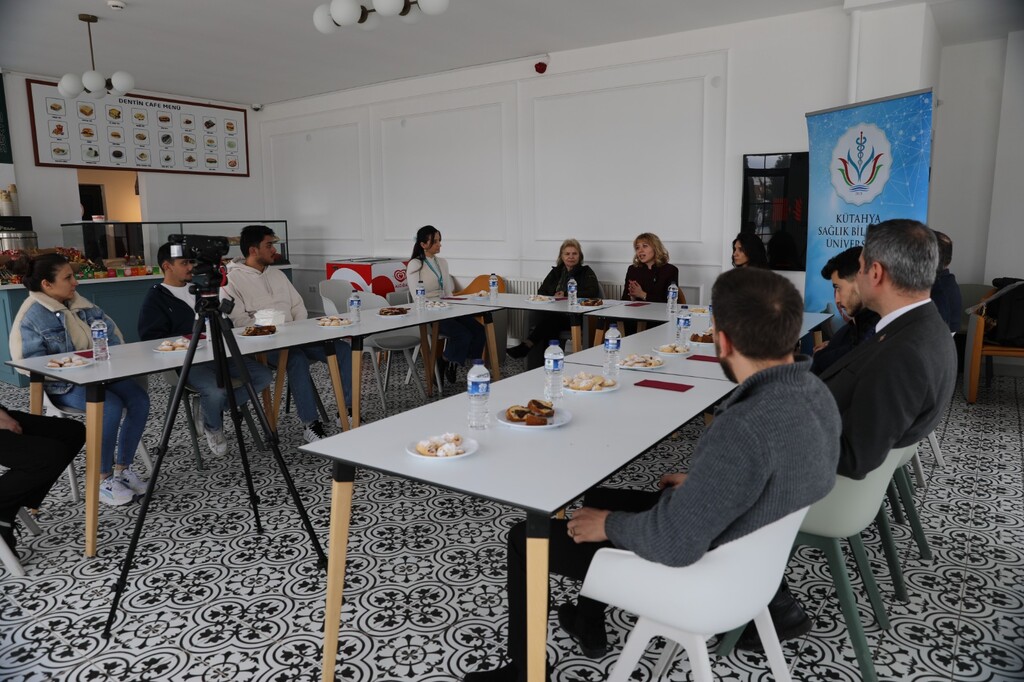 KSBÜ BİLİM KAFE ETKİNLİĞİNDE PROTEZ DİŞ BAKIMI ELE ALINDI