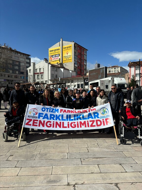 OTİZM FARKINDALIK YÜRÜYÜŞÜ DÜZENLENDİ