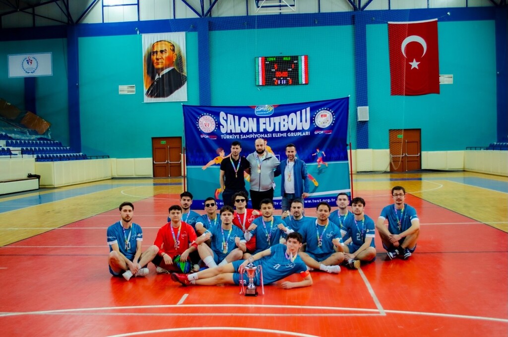 Üniversitemiz Erkek Futbol Takımı Salon Futbolu Şampiyonasında Şampiyon Oldu - 8