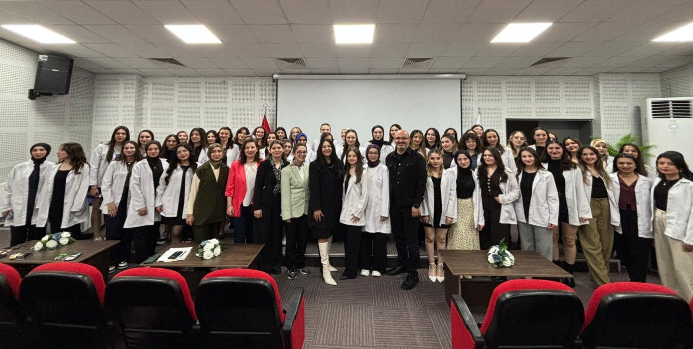1. ve 4. sınıf Beslenme ve Diyetetik öğrencileri önlüklerini giydi.
