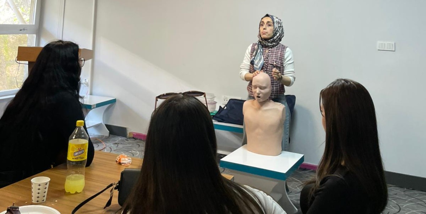 Hasta Bakımı Programı 2. sınıf öğrencileriyle maket üzerinde Kardiyopulmoner Resüsitasyon (CPR) uygulaması gerçekleştirildi.