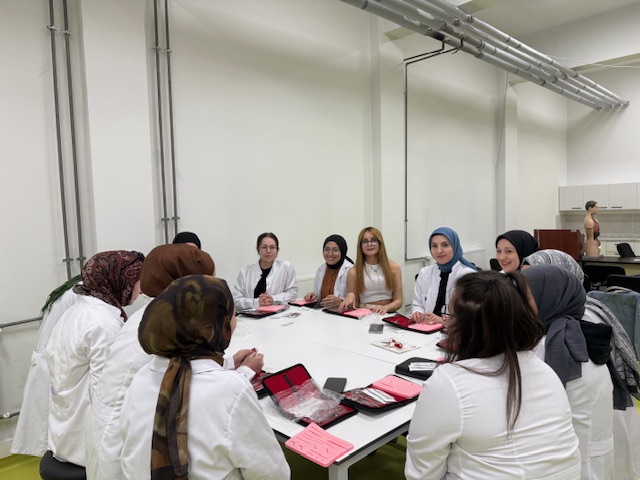 Riskli Doğum ve Doğum Sonu Dönem Dersi Şube 2 Epizyotomi Laboratuvar Uygulaması Gerçekleştirildi - 5