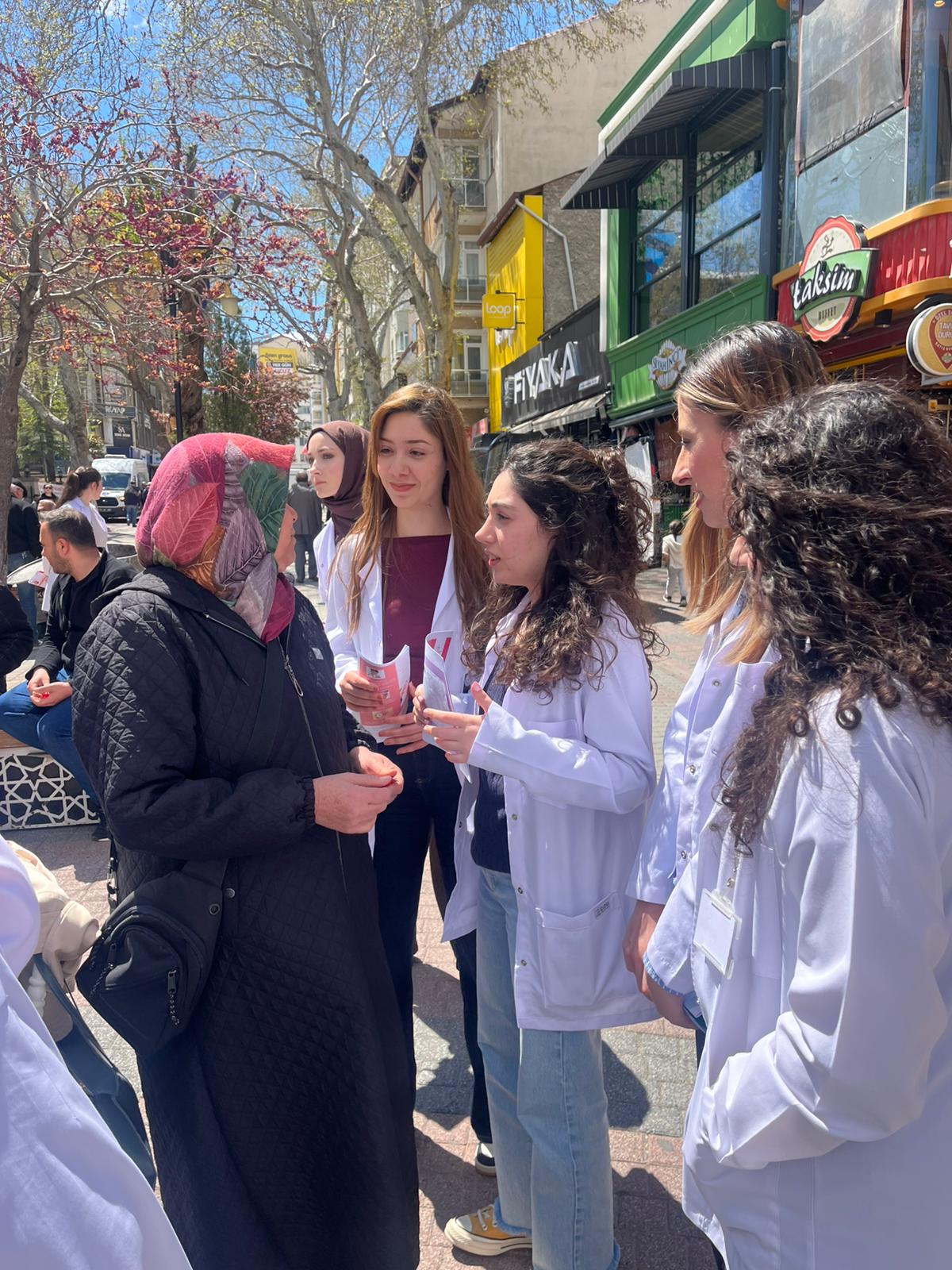 Ebelik Bölümü “Bilgiyle Güçlen, Sağlıklı Yaşa: Ebeler Merak Ettiklerinizi Yanıtlıyor” başlıklı toplumsal katkı etkinliği gerçekleşti. - 4