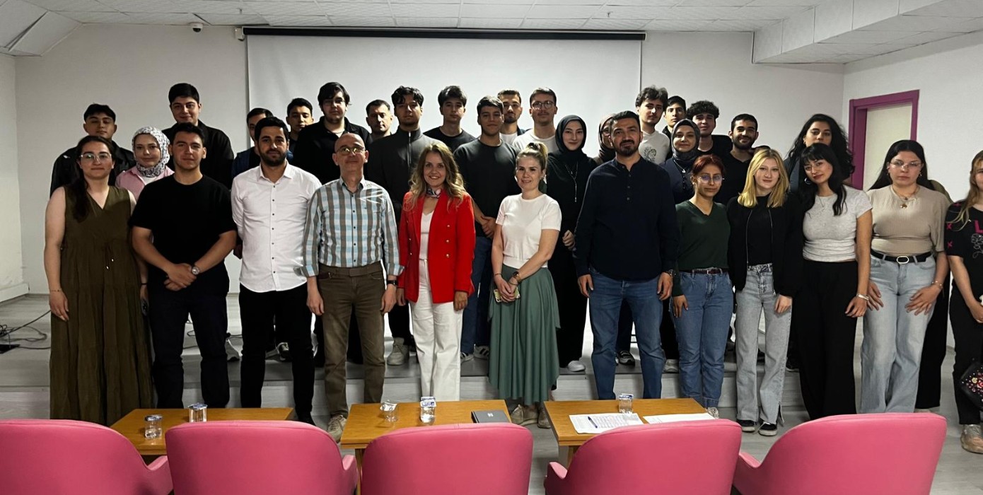 Kütahya MYO’da “Yapay Zeka ve Yazılımın Geleceği” Semineri Gerçekleştirildi.
