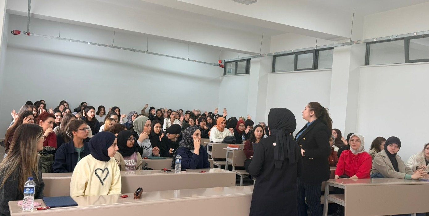 Ebelik Bölümü Başkanlığı ile 1. Sınıf Öğrenci Buluşması Gerçekleştirildi