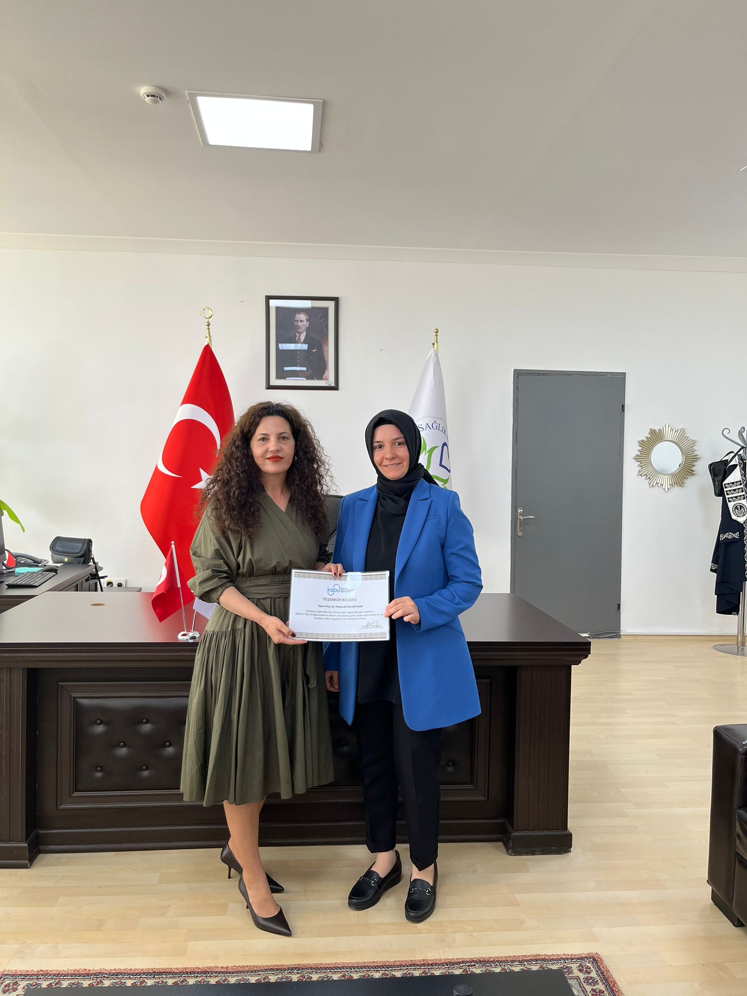 Öğrenci Ders Değerlendirme Anketinde Başarı Gösteren Ebelik Bölümü Öğretim Üyelerimize Teşekkür Belgeleri Takdim Edildi - 2