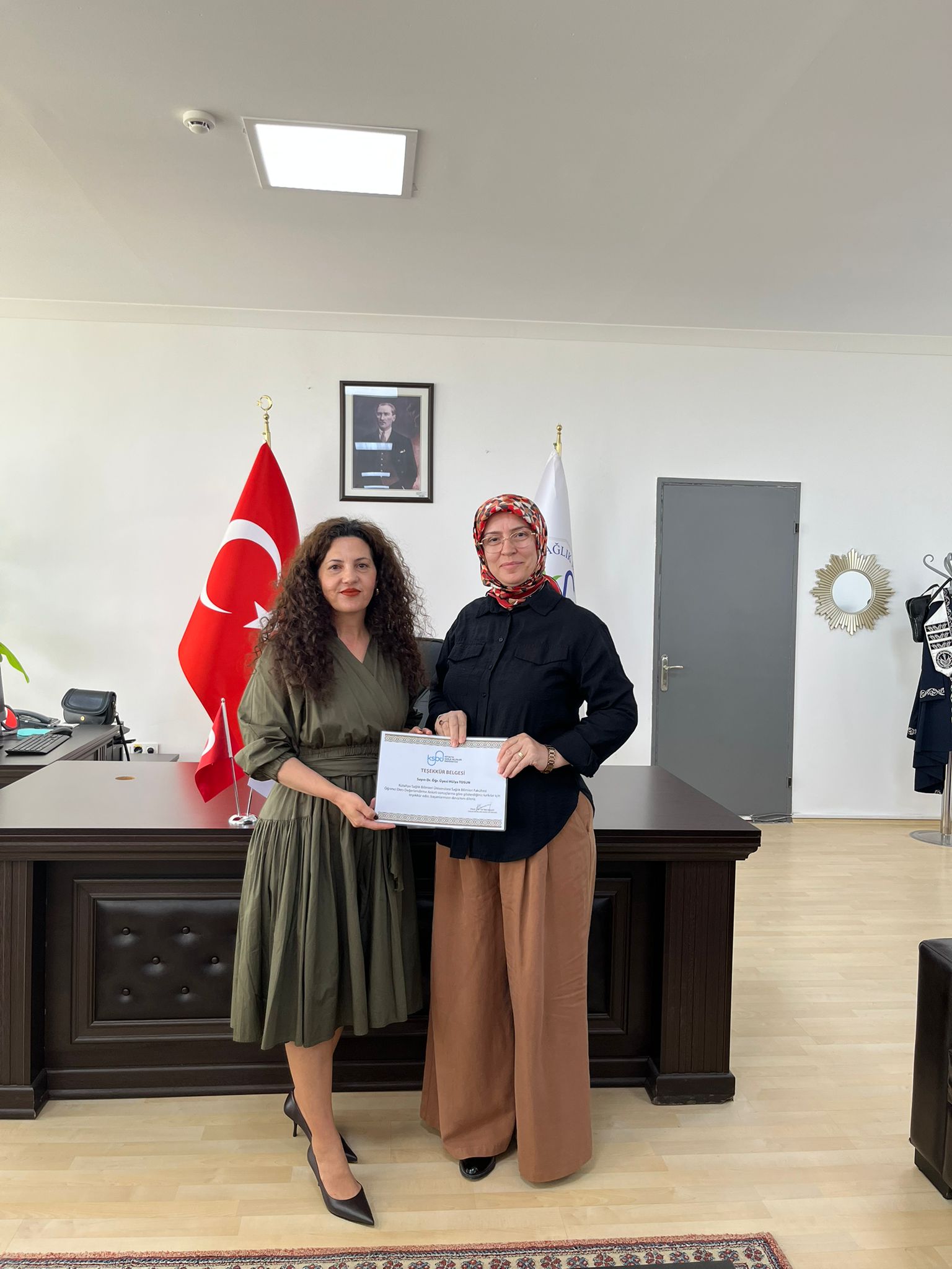 Öğrenci Ders Değerlendirme Anketinde Başarı Gösteren Ebelik Bölümü Öğretim Üyelerimize Teşekkür Belgeleri Takdim Edildi - 3