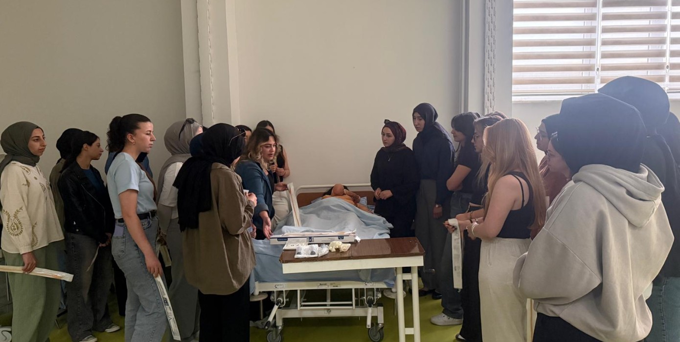 Riskli Doğum ve Doğum Sonu Dönem Dersi Şube 2 Postpartum Kanama Laboratuvar Uygulaması Gerçekleştirildi.