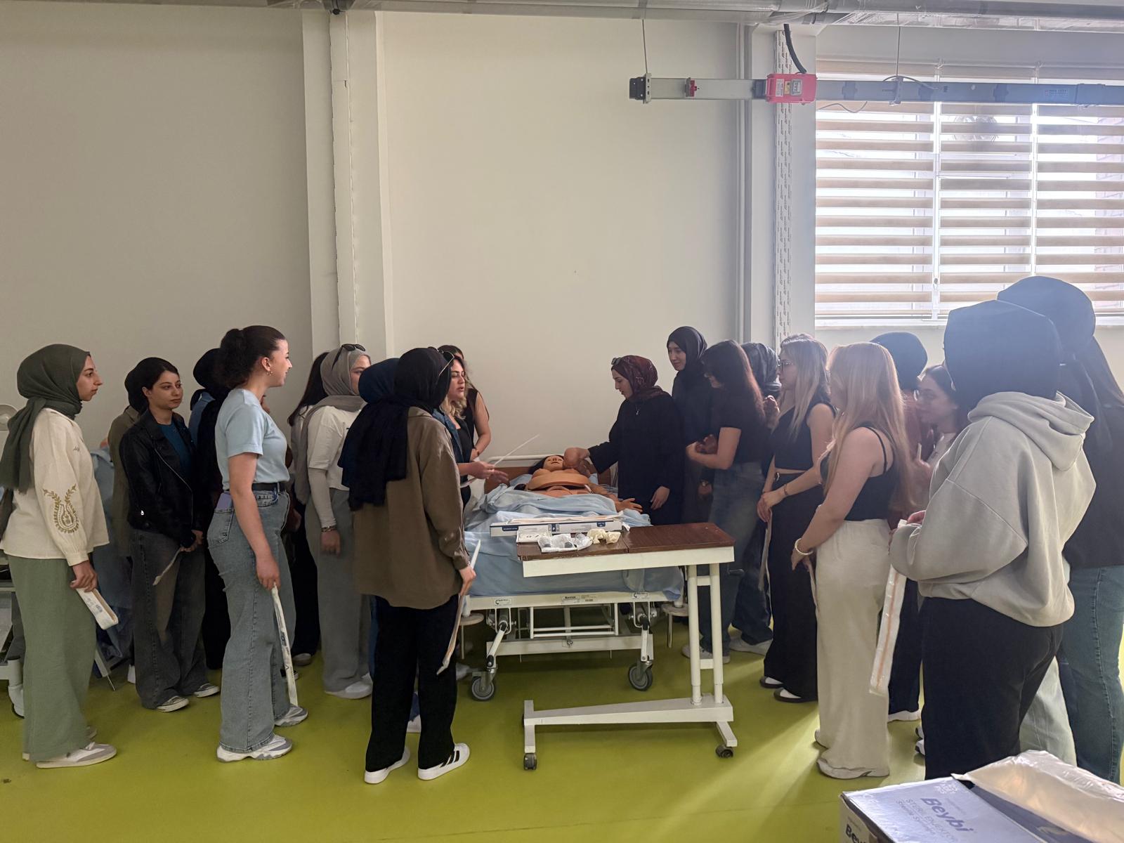 Riskli Doğum ve Doğum Sonu Dönem Dersi Şube 2 Postpartum Kanama Laboratuvar Uygulaması Gerçekleştirildi. - 2