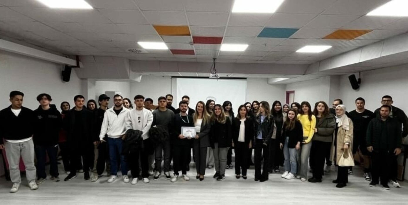 Diş Protez Teknolojisi Programı Öğrencilerimize Staj Ötesi Kariyer Etkinliği Düzenlendi.