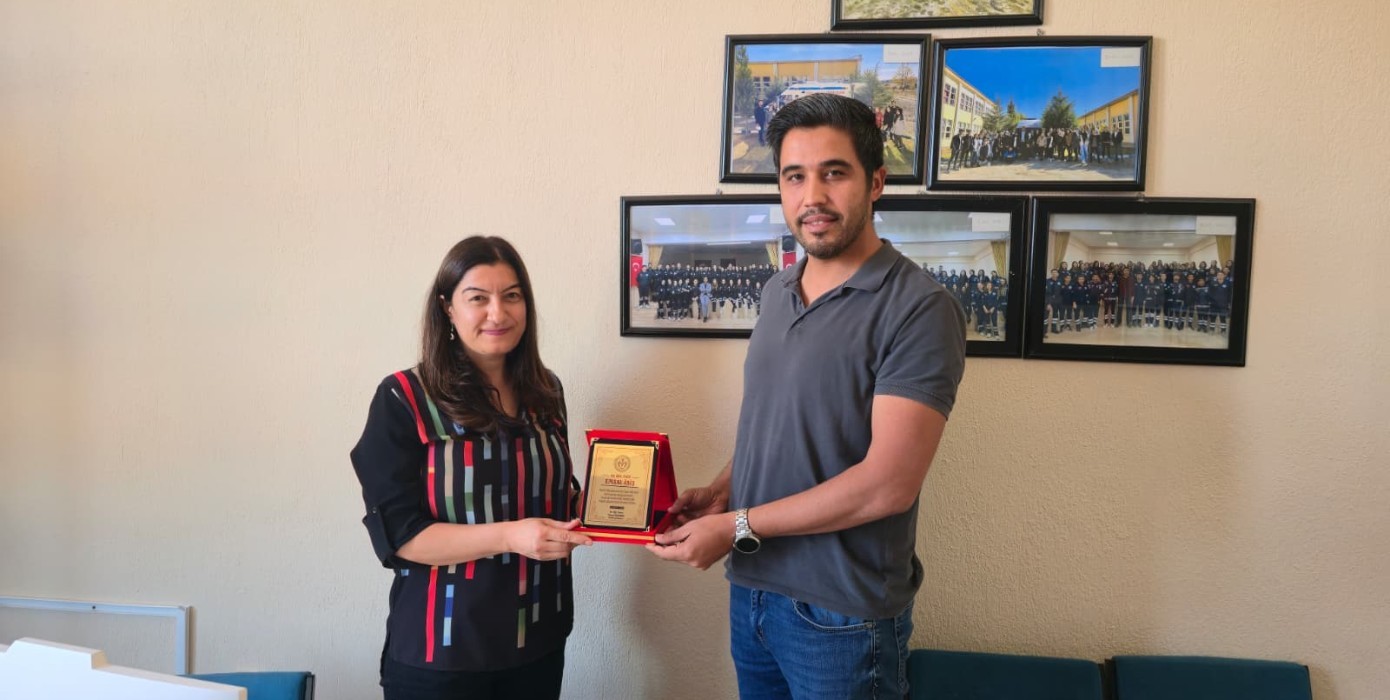 Dr. Öğr. Üyesi Emsal İBİŞ’e Plaket Takdimi