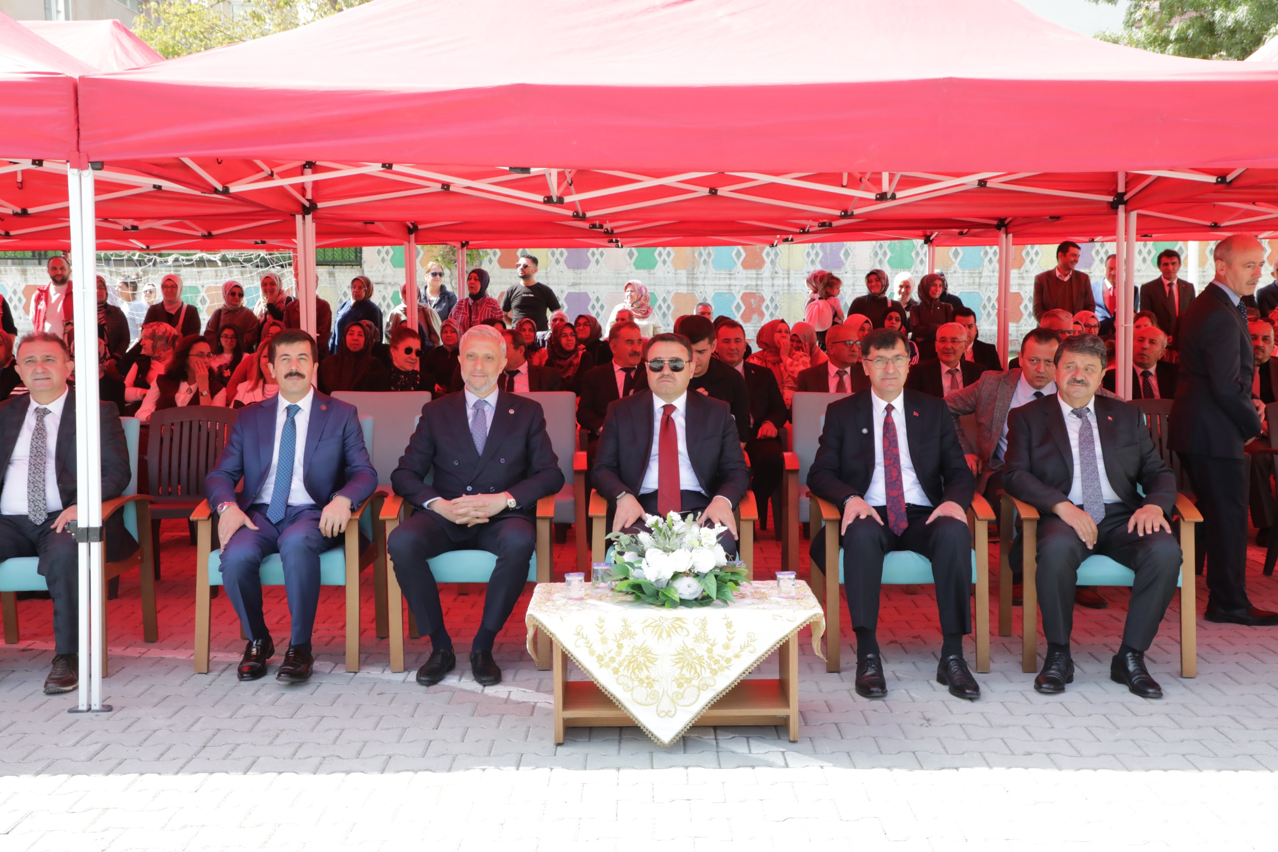 REKTÖR TEKİN, YENİ EĞİTİM ÖĞRETİM YILININ İLK GÜNÜNDE ÖĞRENCİLERLE BULUŞTU