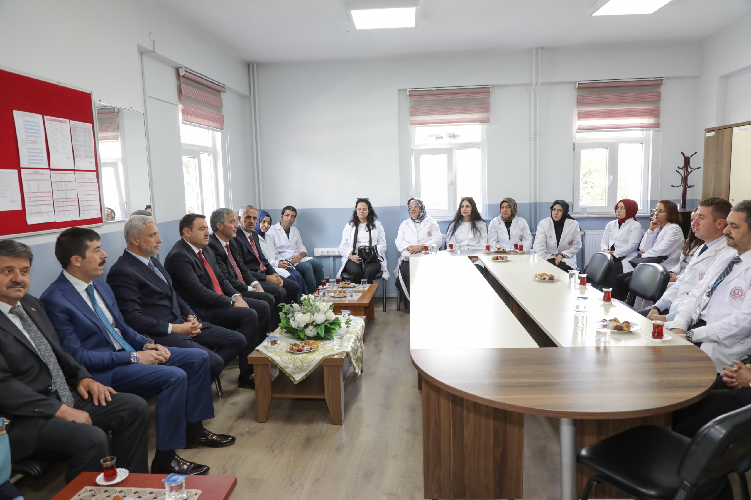 REKTÖR TEKİN, YENİ EĞİTİM ÖĞRETİM YILININ İLK GÜNÜNDE ÖĞRENCİLERLE BULUŞTU