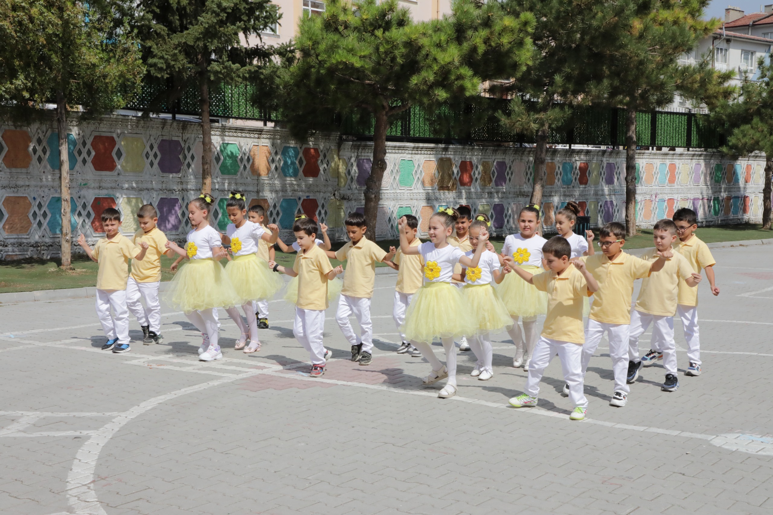 REKTÖR TEKİN, YENİ EĞİTİM ÖĞRETİM YILININ İLK GÜNÜNDE ÖĞRENCİLERLE BULUŞTU