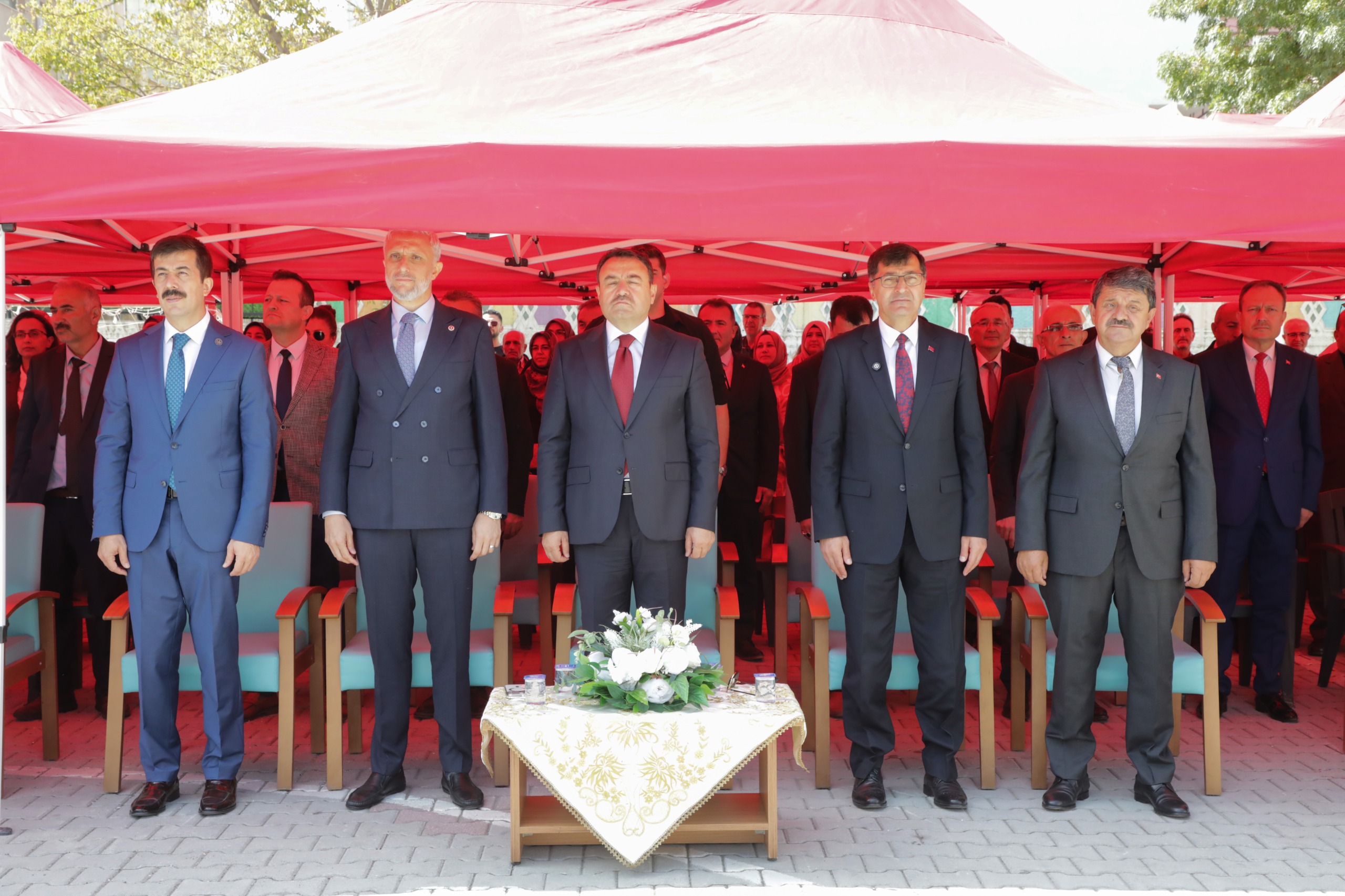 REKTÖR TEKİN, YENİ EĞİTİM ÖĞRETİM YILININ İLK GÜNÜNDE ÖĞRENCİLERLE BULUŞTU