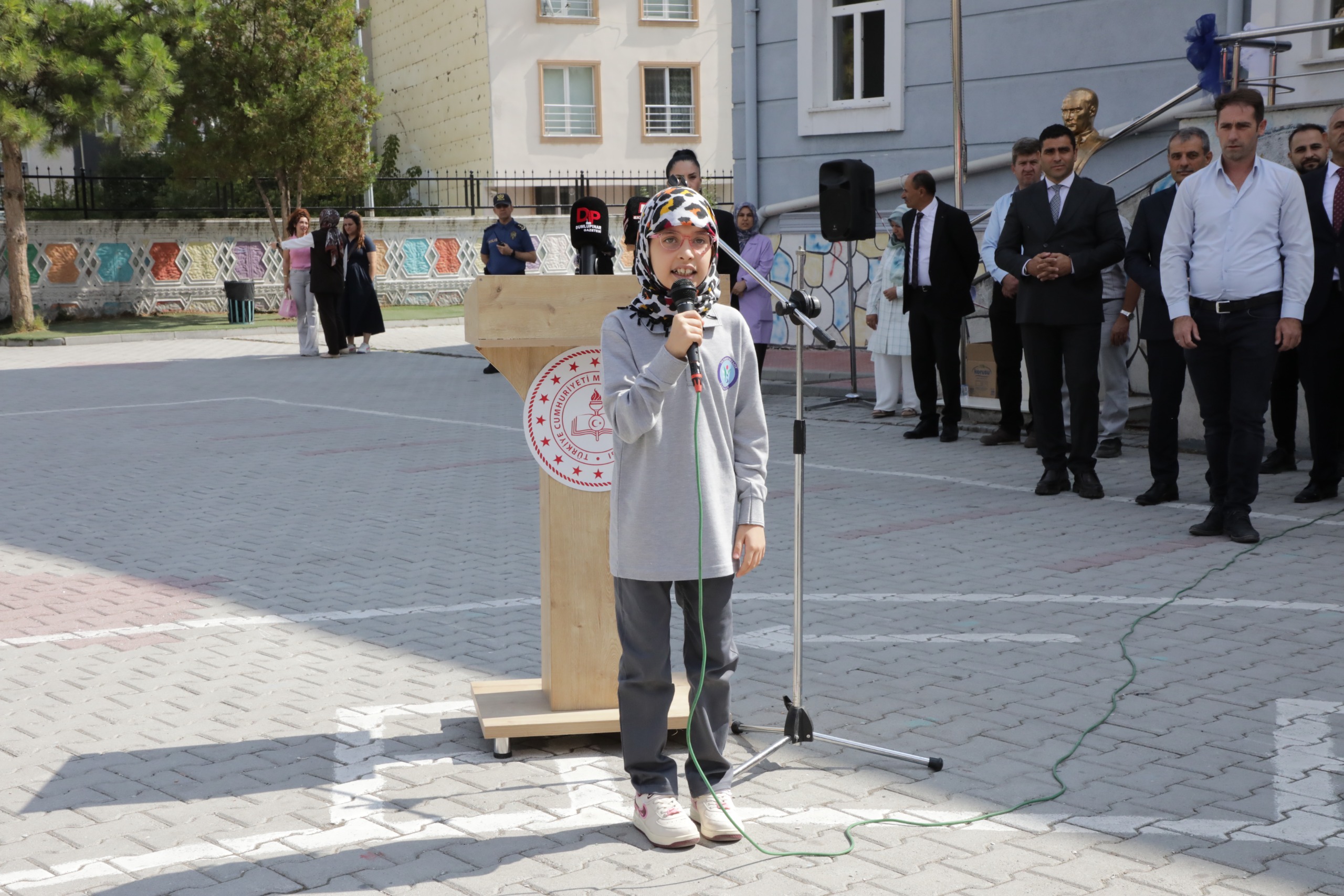 REKTÖR TEKİN, YENİ EĞİTİM ÖĞRETİM YILININ İLK GÜNÜNDE ÖĞRENCİLERLE BULUŞTU