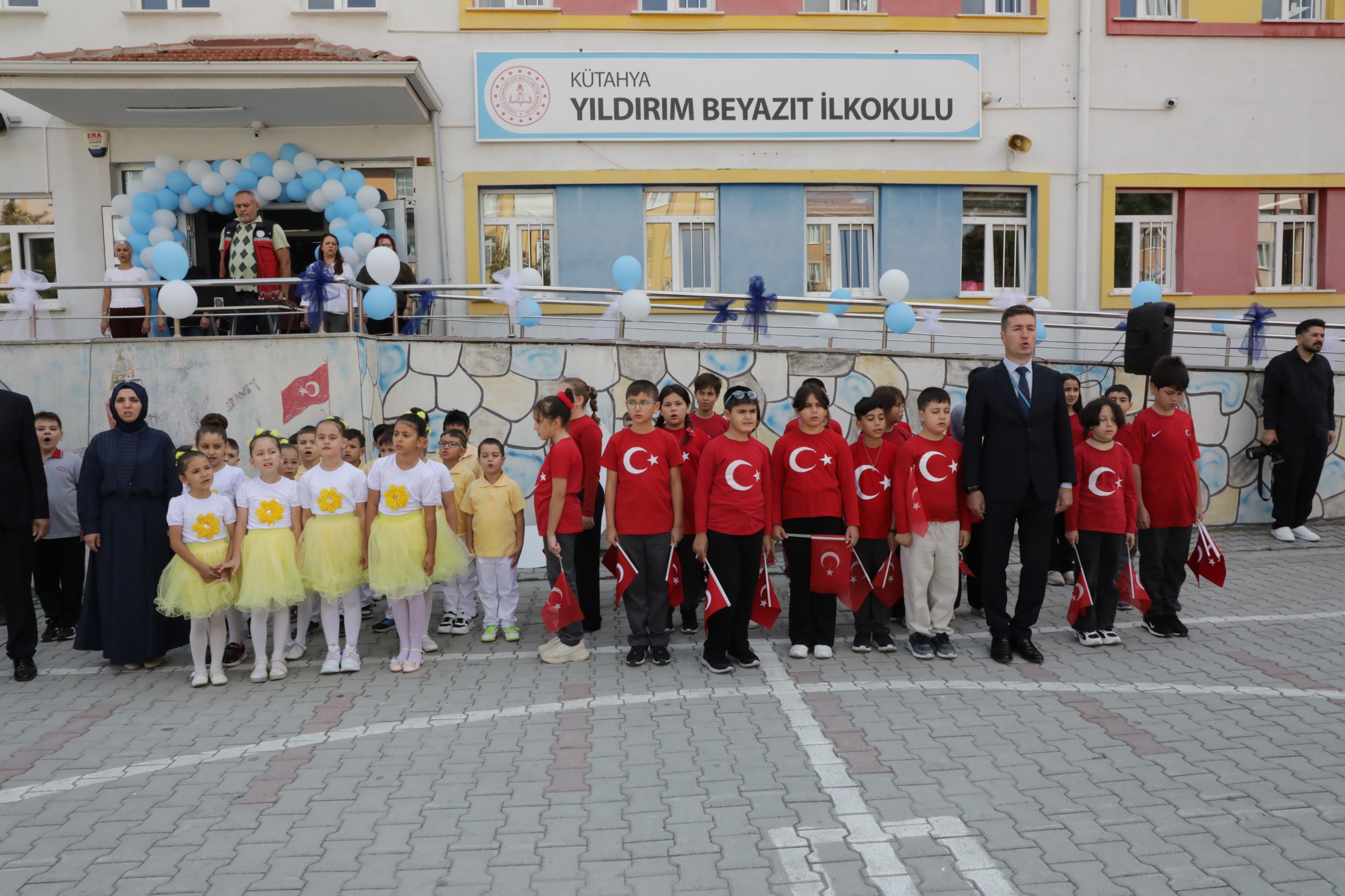 REKTÖR TEKİN, YENİ EĞİTİM ÖĞRETİM YILININ İLK GÜNÜNDE ÖĞRENCİLERLE BULUŞTU